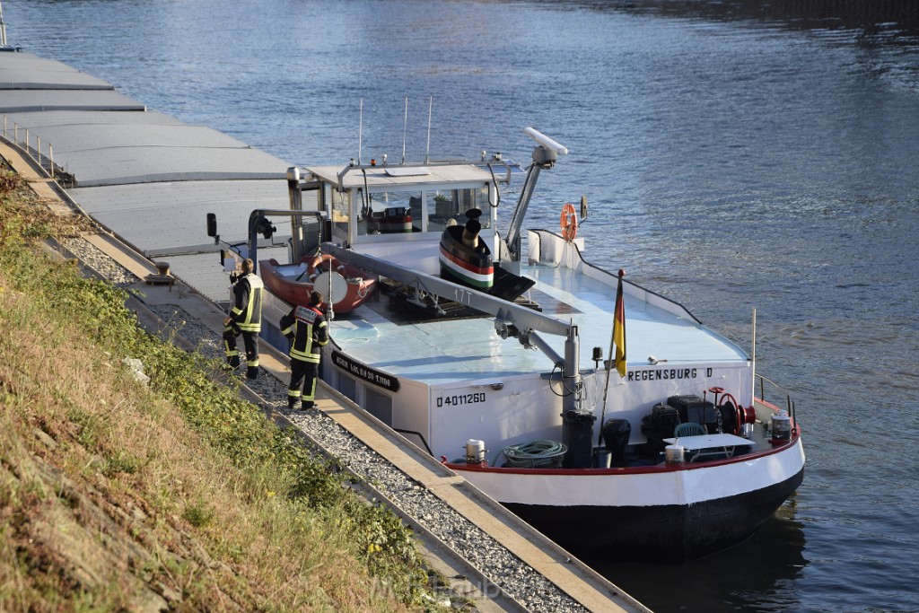 Havarie Wassereinbruch Motorraum beim Schiff Koeln Niehl Niehler Hafen P038.JPG - Miklos Laubert